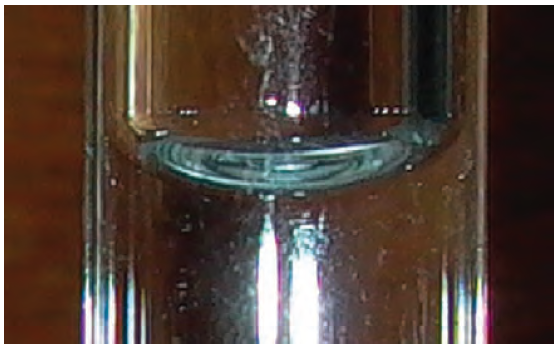 แสดงเมนิสคัสและมุมที่ของเหลวสัมผัสข้างหลอดแก้ว (contact angle) ซึ่งเกิดจากแรงตึงผิวระหว่างของเหลวและแก้ว